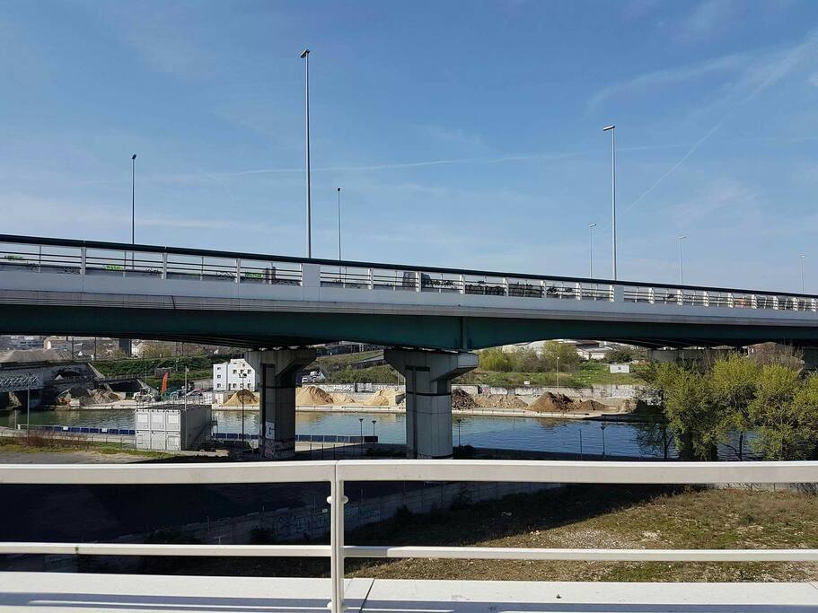 Vue en face du canal et pont rue très calme et sans vis à vis.