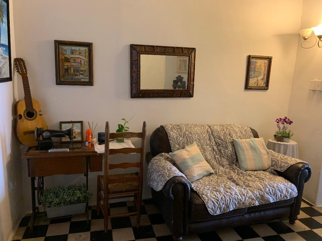 Спалня №2  Тази спалня няма климатик  . Тази спалня има вентилатор на тавана и вентилатор на пода. Във вътрешния двор има и добра кръстосана вентилация, ако вратата на втората спалня остане отворена. 