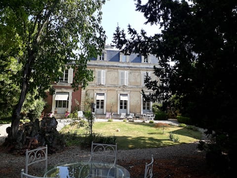 Top Airbnb: Downtown apartment in a mansion in Auxerre