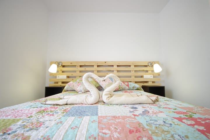 Пространа соба со брачен кревет