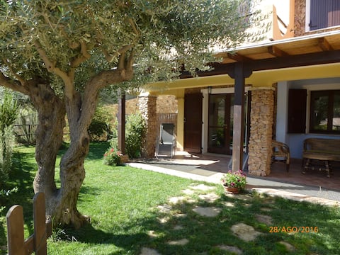 Annuncio Airbnb popolare: House with private garden in a great location a Sinnai