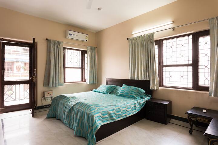 REUNION IN DELHI-PARTY LOUNGE +2BR-2MIN WALK METRO