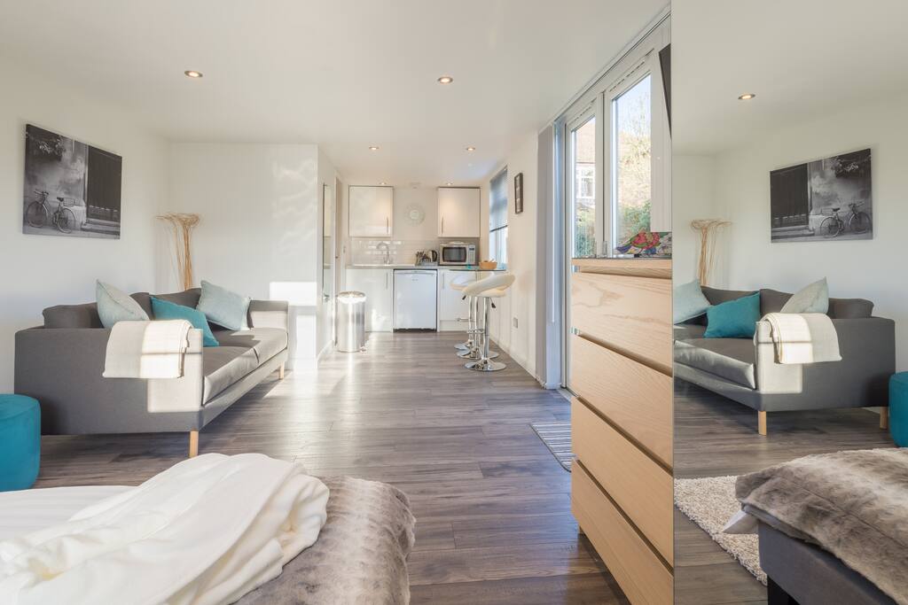 Kitchenette with fridge and microwave