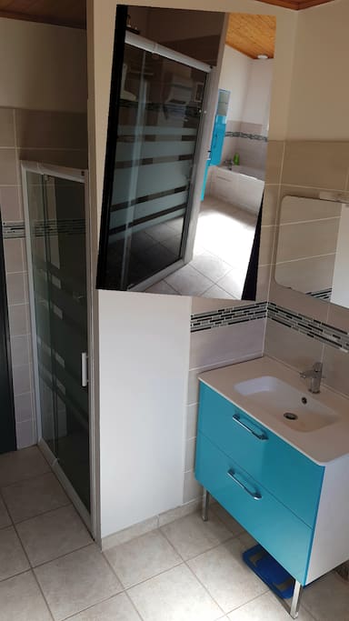 Salle de bain avec douche, baignoire et un lavabo
