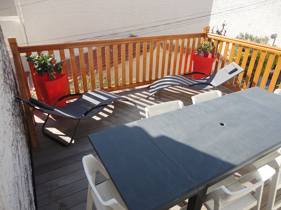 terrasse de 20 m2 toute neuve avec salon de jardin et transats sans vis à vis
