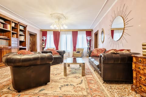 Popular Airbnb listing: Luxury Duodo Gregolin Palace in Venice