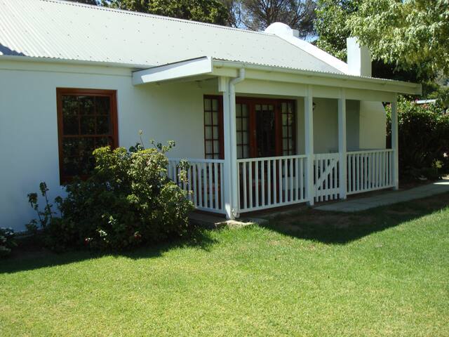 Berry Cottage Cottages For Rent In Franschhoek Western Cape