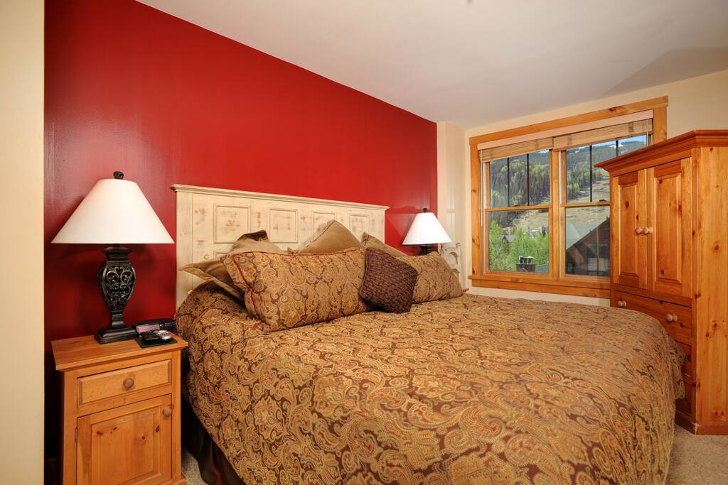 Bedding configurations may vary.
