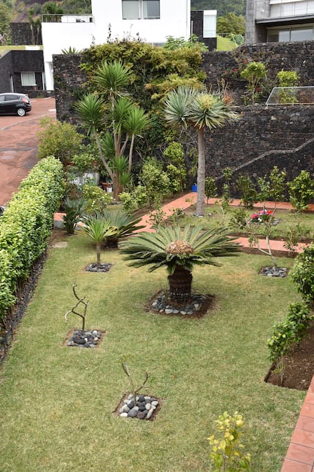 Jardim com espaço para colocar mesa para refeições