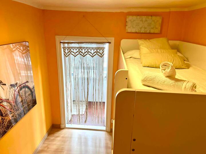 Habitación con balconcito y mueble con cama alta Ikea