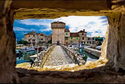 Popular Airbnb listing: Castle Townhouse in Kaštel Gomilica