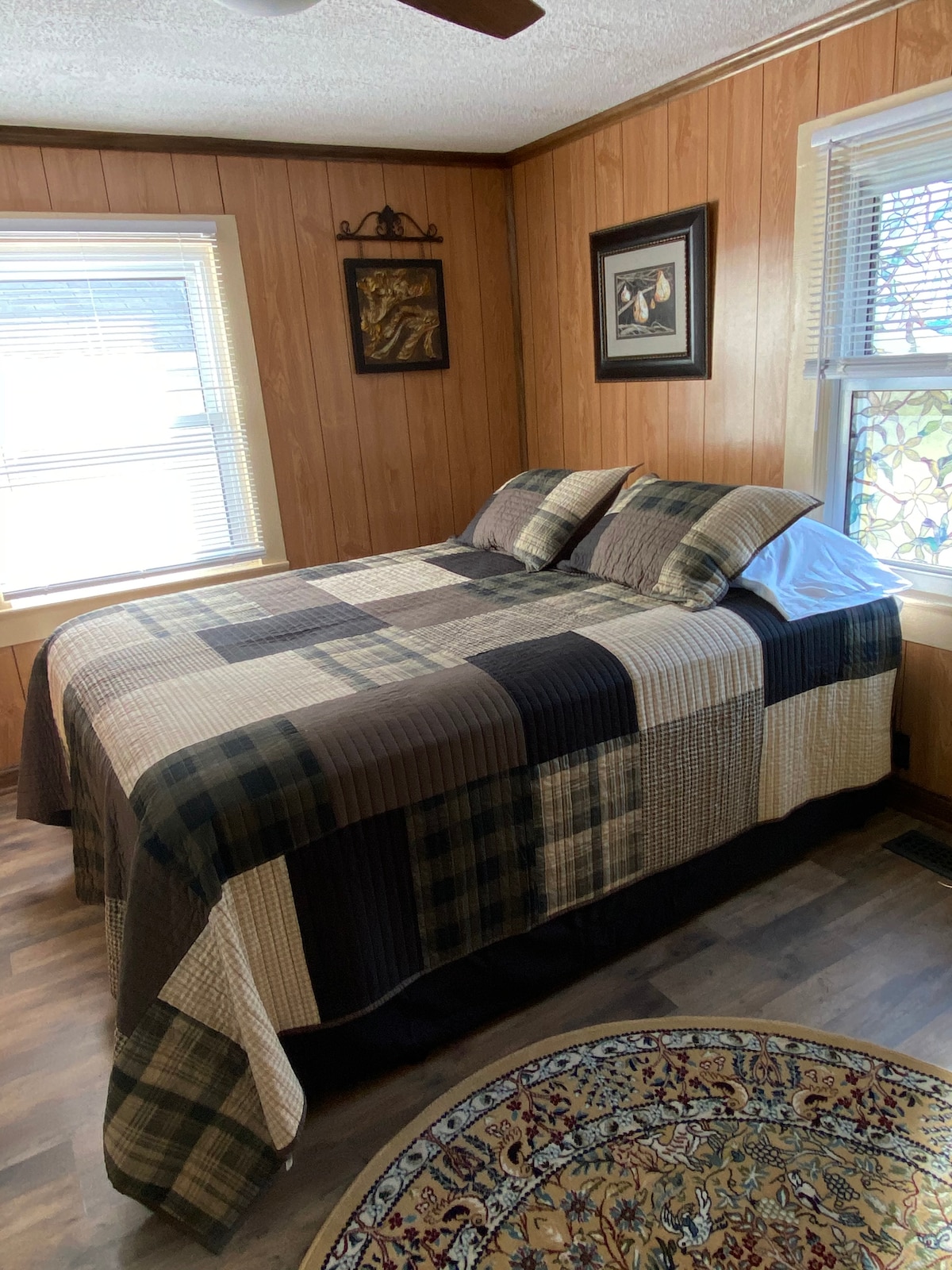 Спалня № 1  има едно двойно легло queen size и единичен взрив в килера.