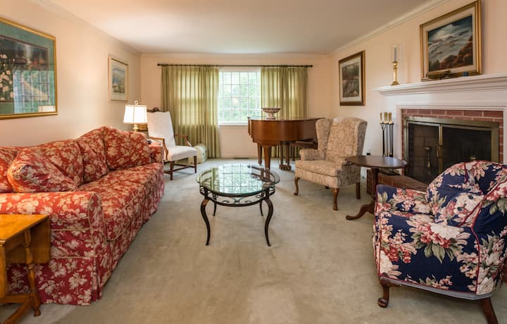 Nuestra casa tiene muchos lugares donde puedes disfrutar de tus amigos mientras estás en el campo.  Damos la bienvenida a grupos de anfitriones para eventos especiales.