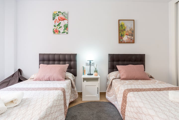 Kjo është dhoma e dyfishtë e gjumit. Ka një shpirt më të freskët dhe të mitur për të. Sigurisht, ka edhe AC.