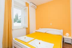 Yellow+room%2Bprivate+entrance%2C+10min+from+Old+Town