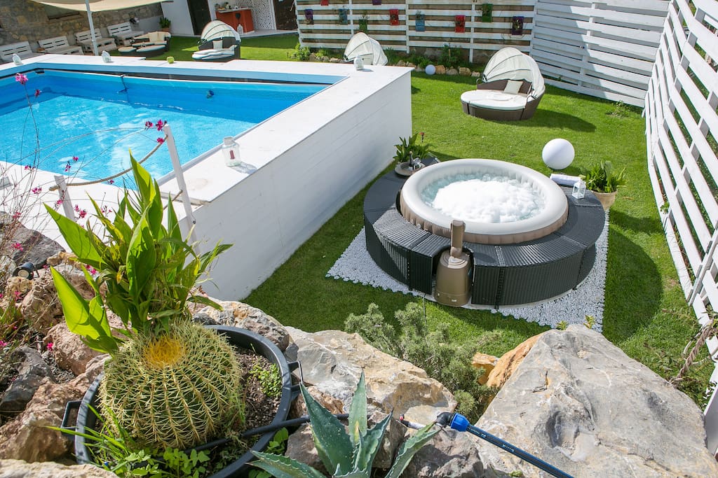 Piscina ed angolo relax
