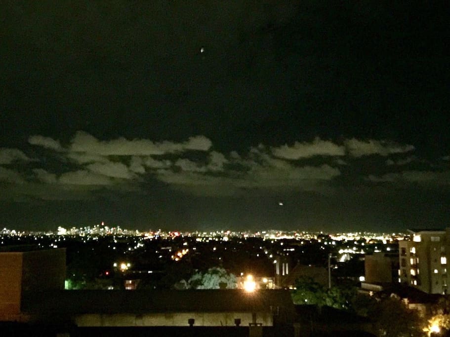 公寓看出去的夜景
City view at night