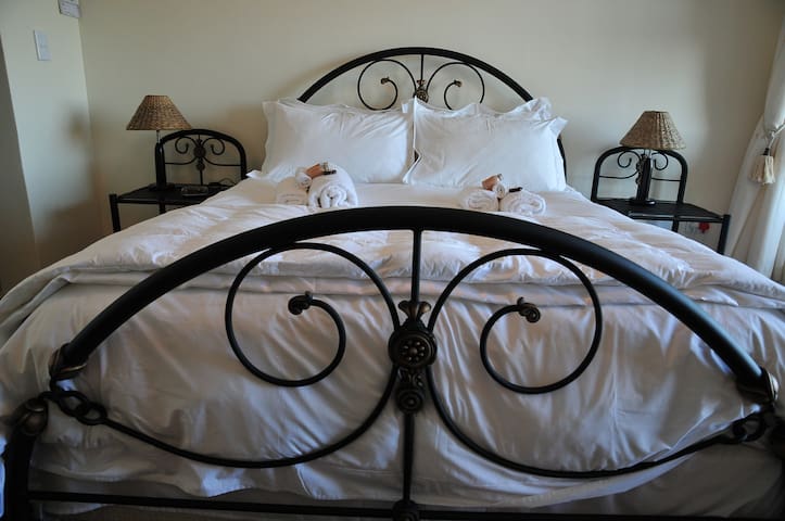 Blouberg Cape Town – Modern 2 bed, 2 bath, garage gallery image 4