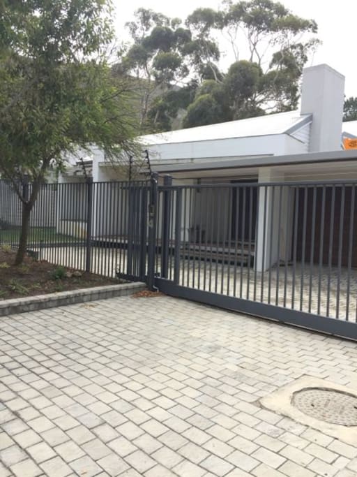 Symphony - Modern house in security complex on Hermanus Golf course