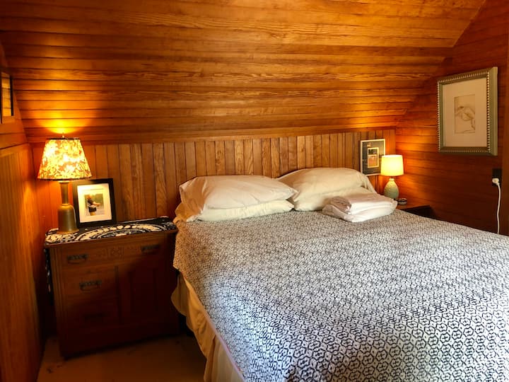 Dormitorio principal con cama tamaño queen