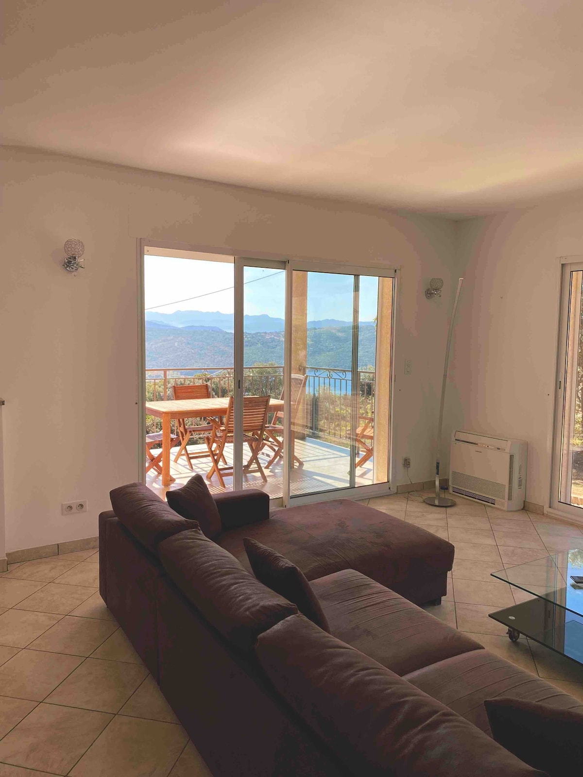 A sunny space with a sea view 