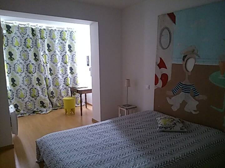 Großes Schlafzimmer (14 m) mit Büroecke  und großem Kleiderschrank

Die 2 Schlafzimmer blicken auf einen kleinen Garten 