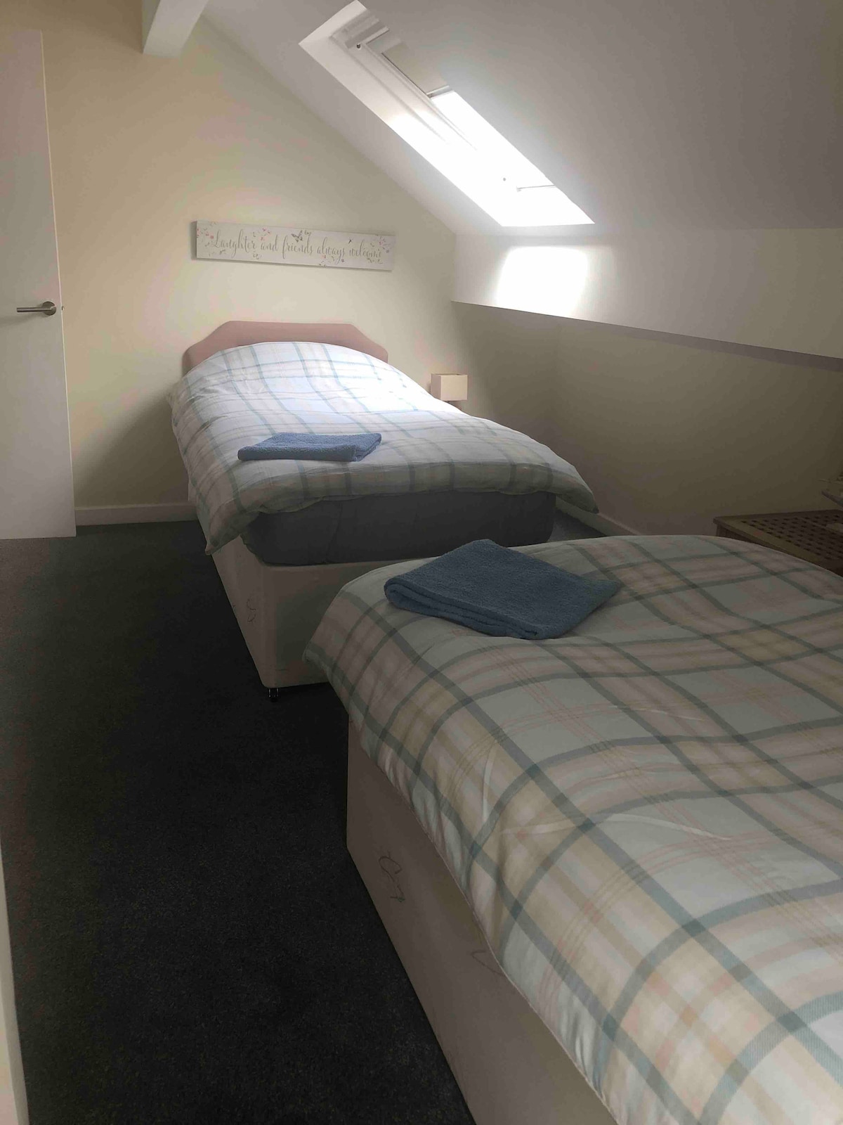 Vitanda pacha vya mtu mmoja katika chumba cha kulala cha pili.