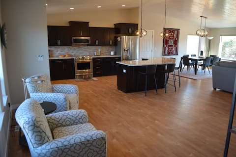 Serene 4-Bedroom Home on a Private Red Rock Mesa