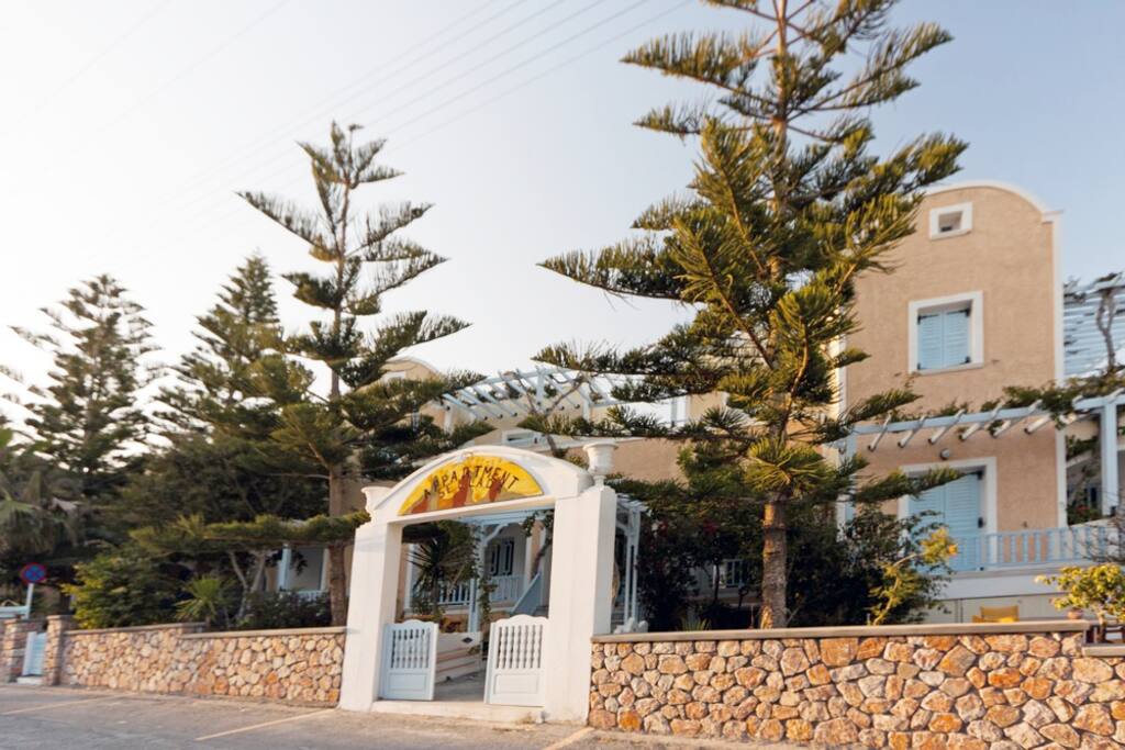 Main entrance from Vasileos Filippou street