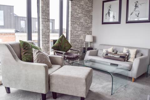 Modern And Luxurious Penthouse W' A Balcony