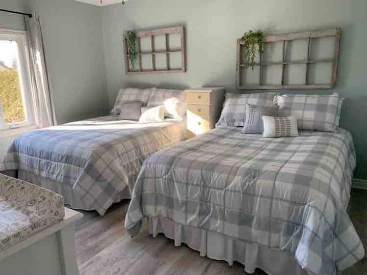 Dhomë familjare duke përfshirë 2 krevate dopio, si dhe një krevat fëmijësh dhe një tavolinë ndërrimi! Sikur të ishe në shtëpi!