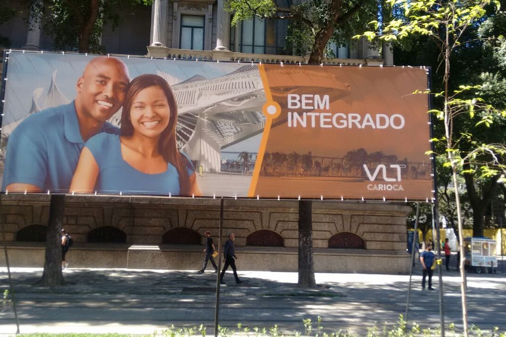 O VLT VAI TE LEVAR AOS PRINCIPAIS PONTOS TURÍSTICOS DO RIO COM CONFORTO RAPIDEZ E SEGURANÇA/VLT INTEGRATED WITH THE MAIN TOURISTIC ATRACTIONS