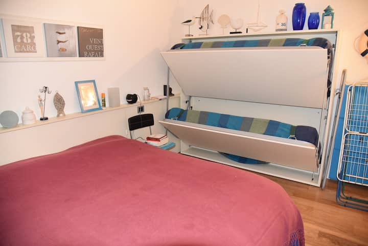 ห้องนอนเตียงใหญ่และเตียงสองชั้น 2 หลัง