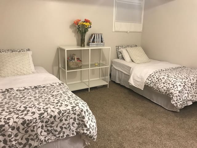 2 Beds FREE Parking + Private Bathroom Near Train