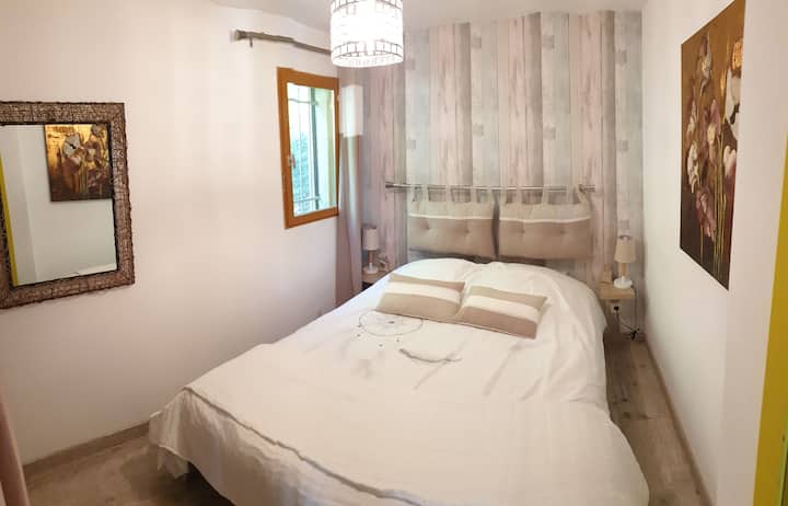 חדר שינה 1 עם חדר הלבשה, 140x190 מיטות, מצעים ושמיכת פוך 
כריות ושמיכות נוספות זמינות
המיטה הוצעה עם ההגעה