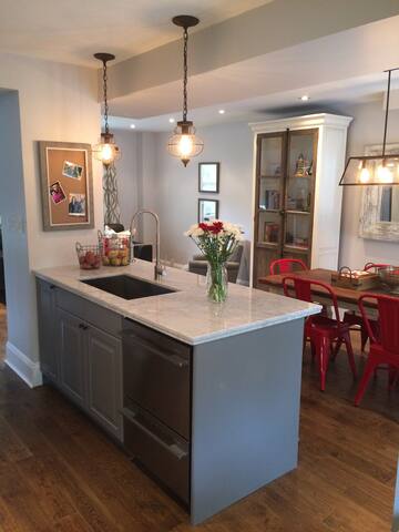 Beautiful Davisville Toronto Home gallery image 2