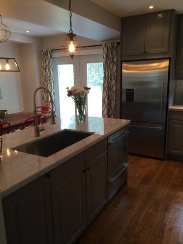 Beautiful Davisville Toronto Home gallery image 4