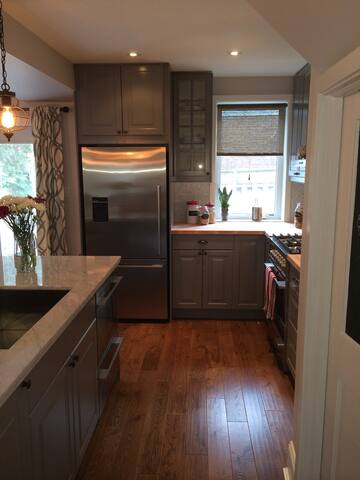 Beautiful Davisville Toronto Home gallery image 3