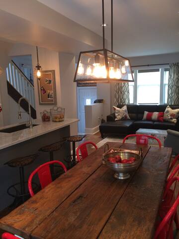 Beautiful Davisville Toronto Home gallery image 5