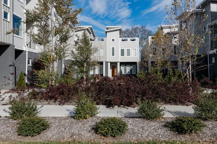 Modern Rooftop Th · Near Broadway · Sleeps 10 - Nashville