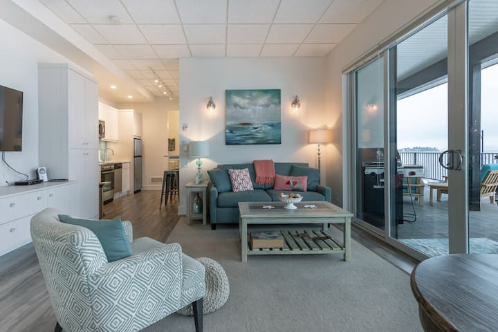 West Kelowna Beach House On Sunny Okanagan Lake - West Kelowna