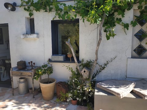 Charming house, 800 m from the beach, 6 min from the old port