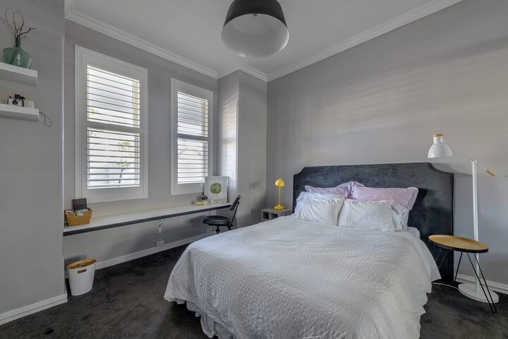 Beautiful house 1min walk to beach & next to cafes