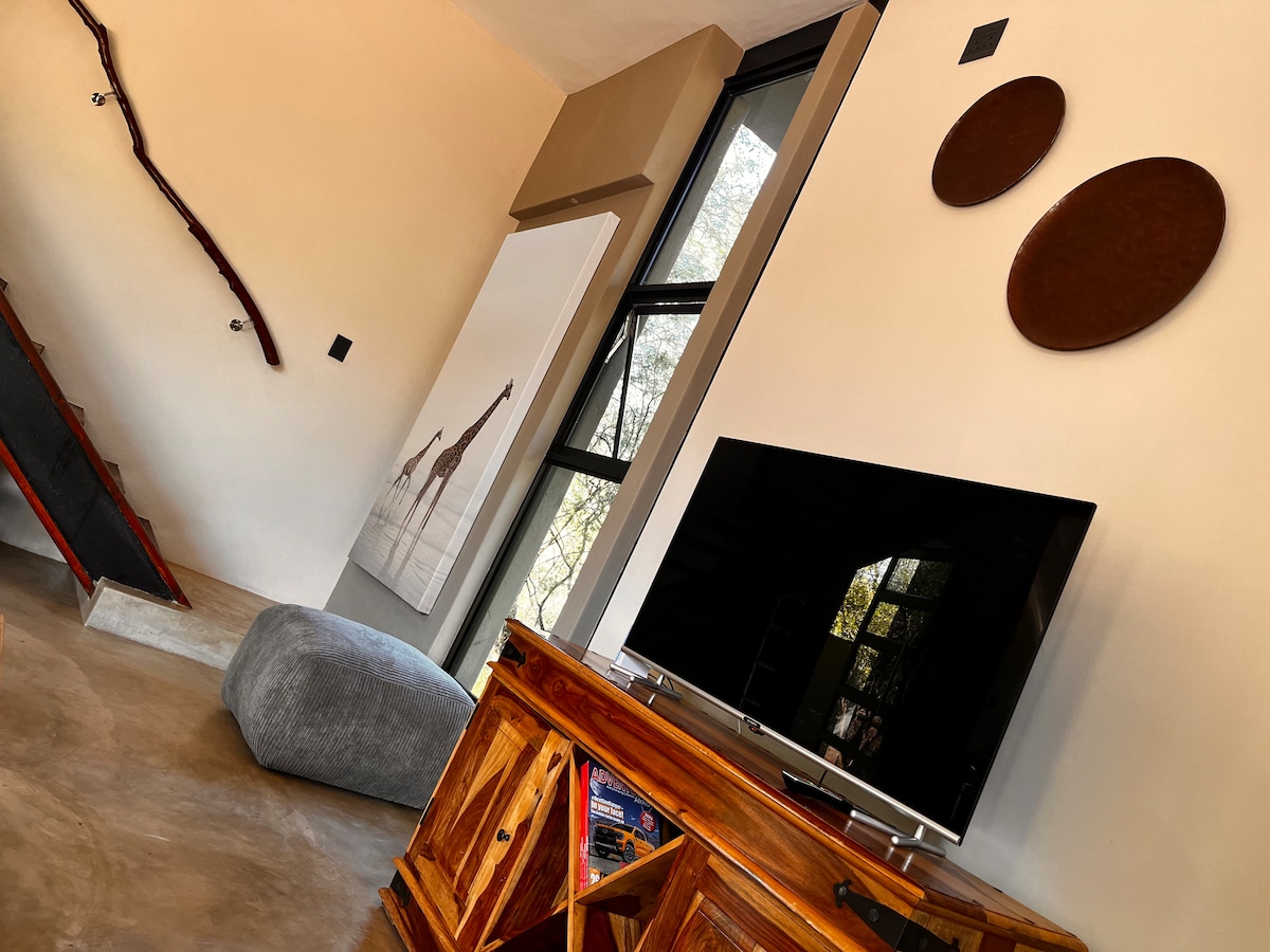 室内休息室设有智能电视，配备室内和室外餐桌，可享用晚餐或早餐 
