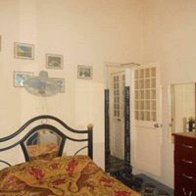 puerta qué da al baño ubicado al costado de la habitación