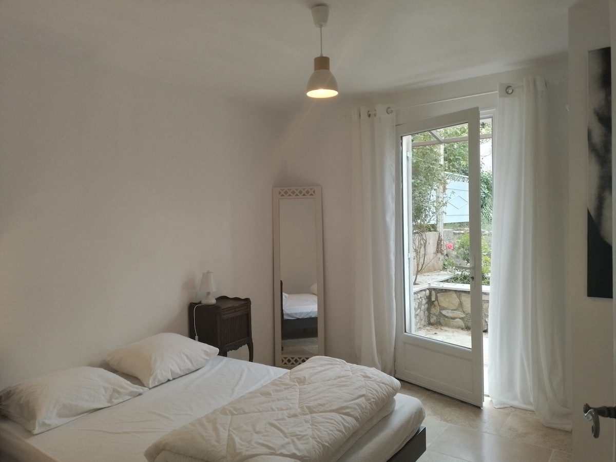 Habitación en planta baja con jardín, con vistas a la terraza con cama de 140 cm 