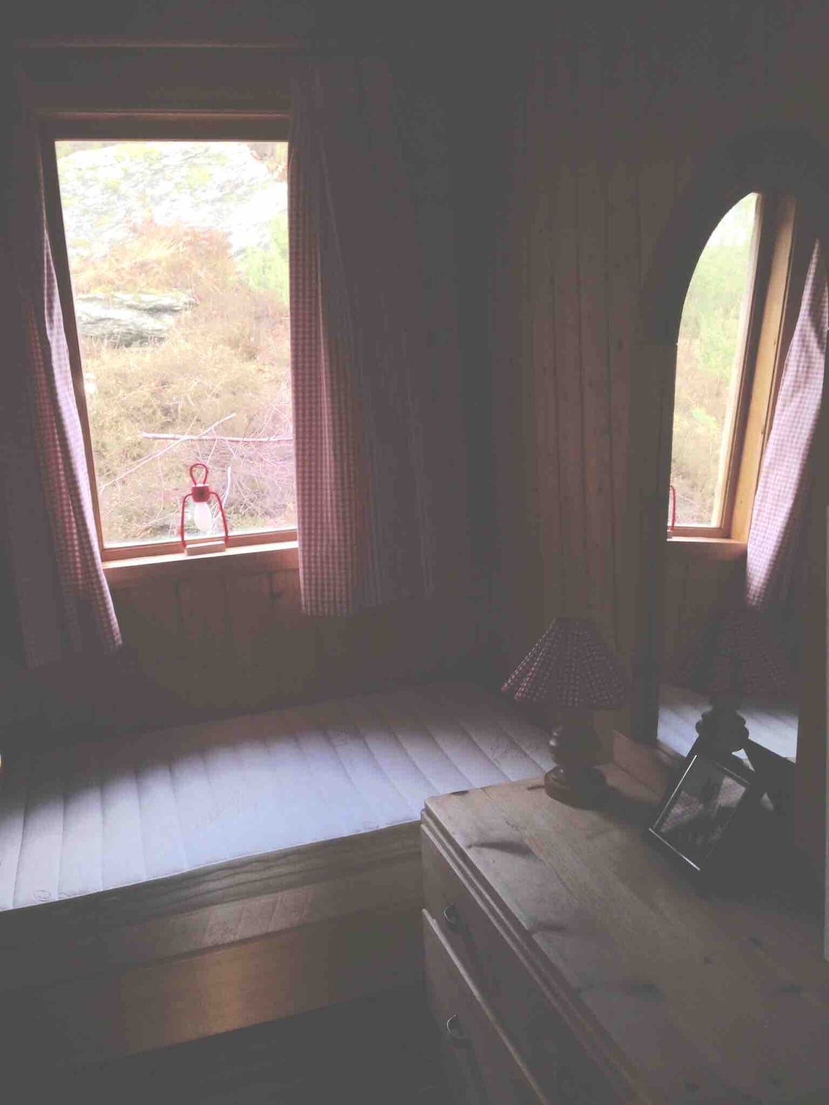 غرفة نوم 3 بسريرين