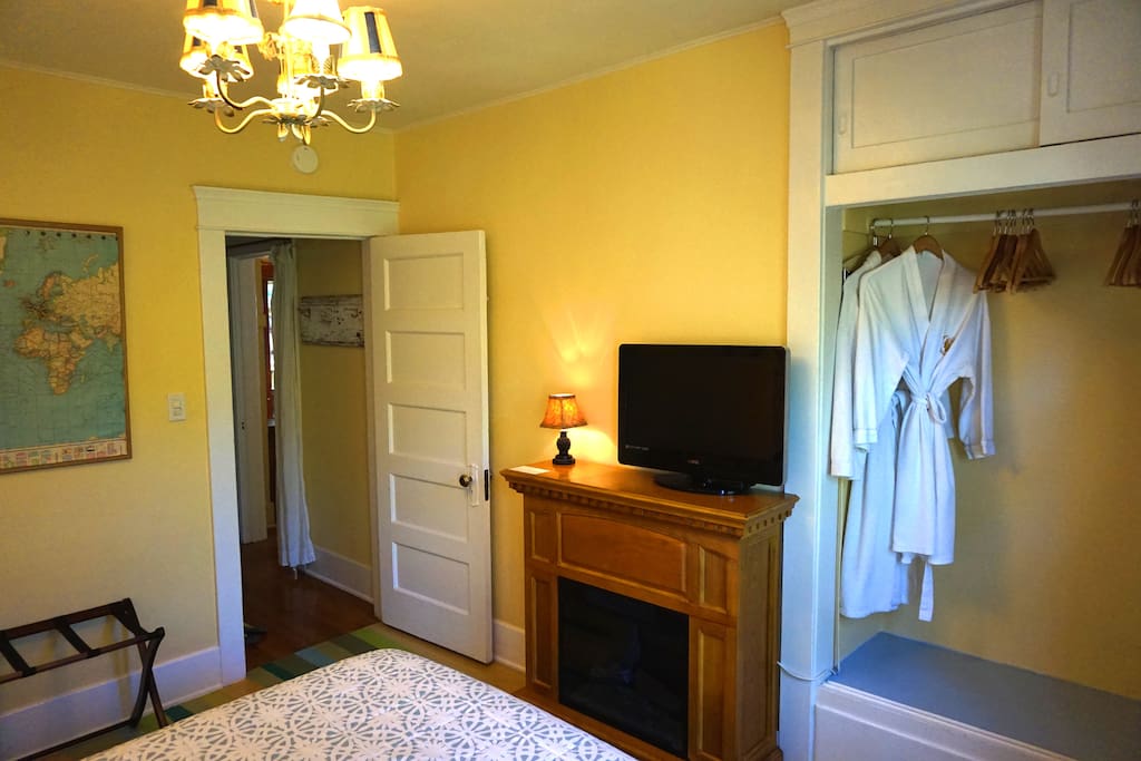 "the room is lovely, comfy bed, beautiful sheets and furnishings" Ruth *****