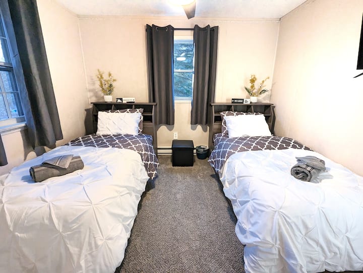 与您的工作人员一起放松身心！ 在我们温馨的角落放松身心。 有足够的空间供您进行所有冒险，在自己的郁郁葱葱的床上放松身心。# ComfyLiving