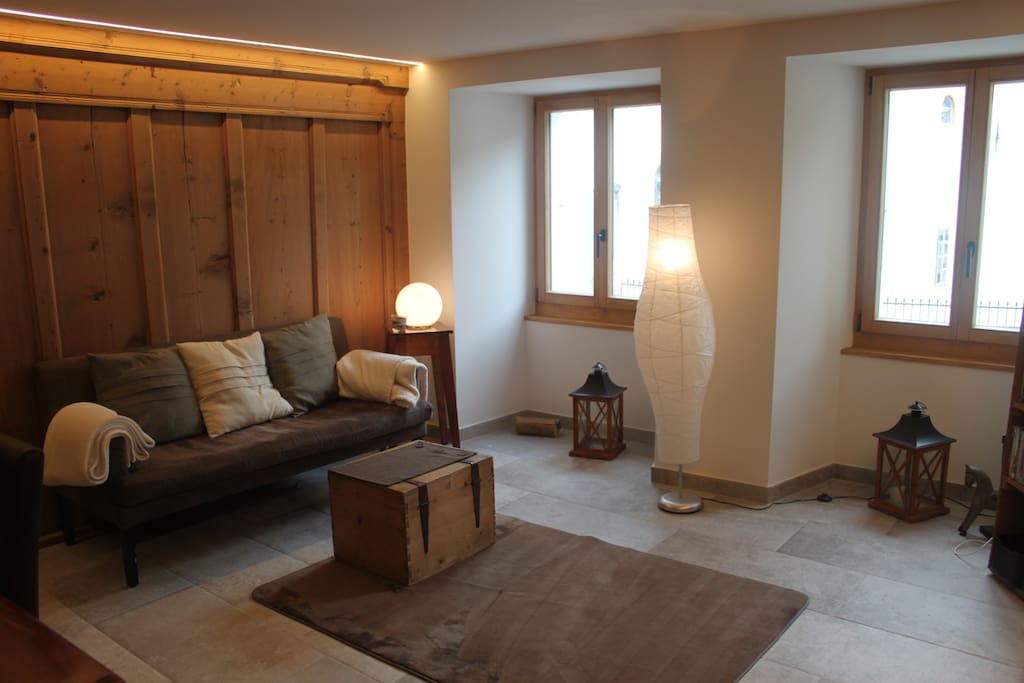 Le coin salon avec deux canapés